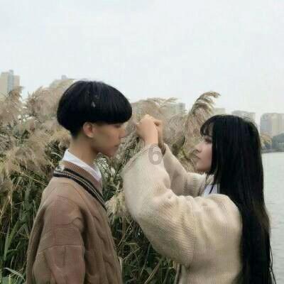 浇花的漂亮女孩